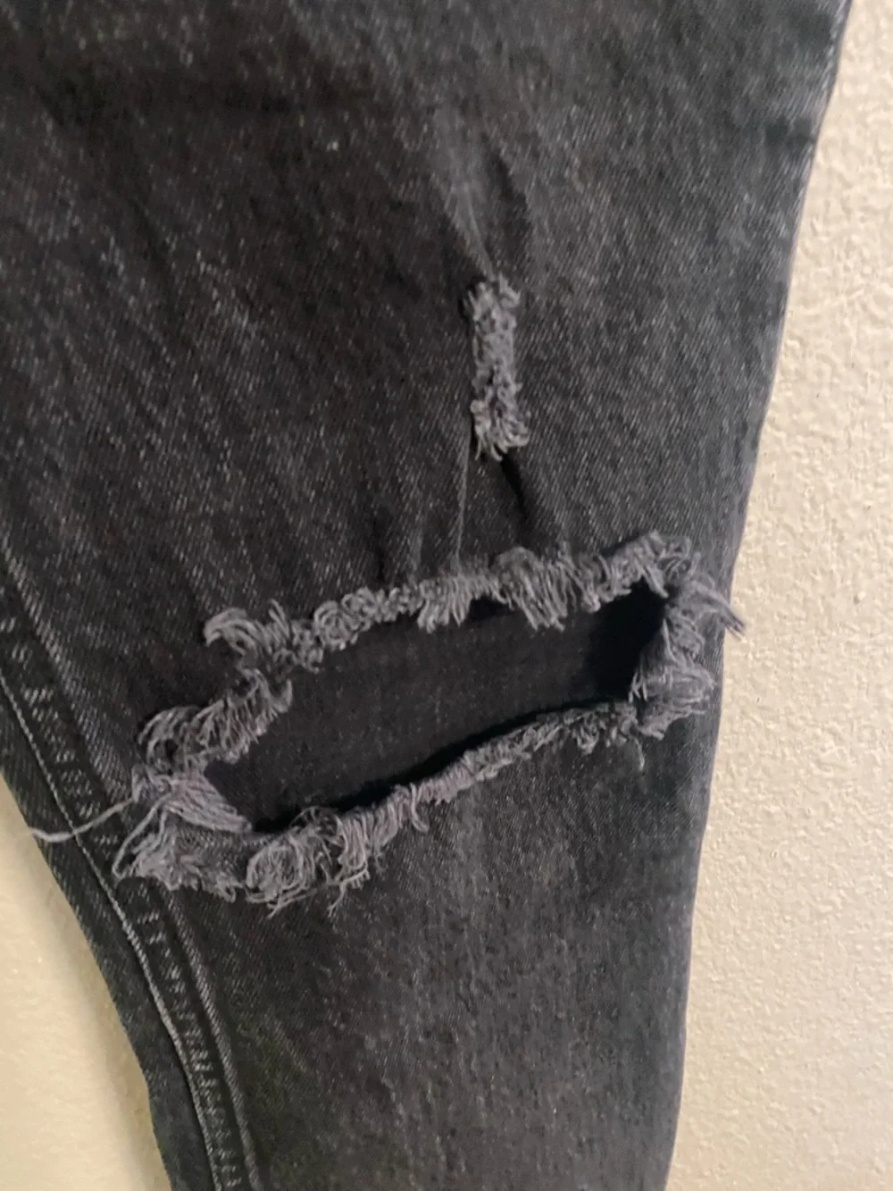 Abercrombie & Fitch Black High-Rise Distressed Jeans - Picture 7 of 9